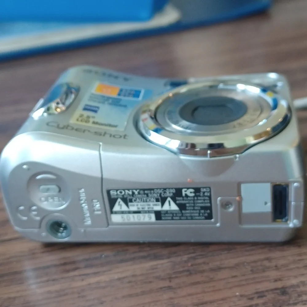 Sony Cyber-shot 4.1mp zoom carl zeiss digital camera with case